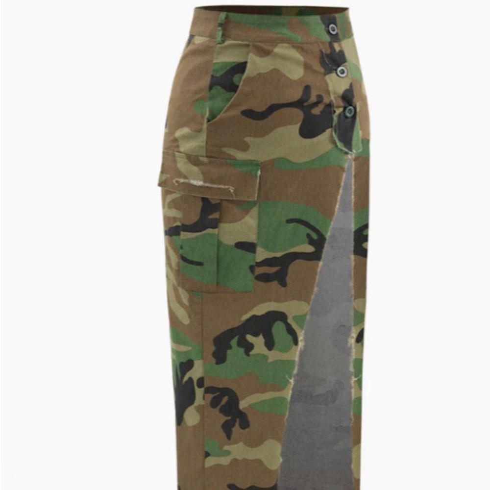 NWT Camo Print Flap Pocket Slit Skirt - Women’s Small